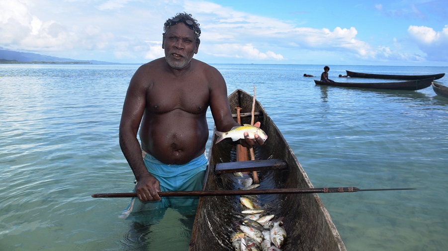 Fisher, Solomon Islands. Photo by Jan van der Ploeg, WorldFish, Flickr.