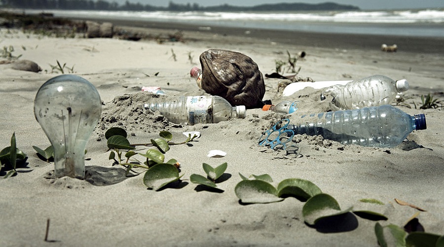 Plastic pollution in Malaysia. Image by epSos.de, Wikimedia Commons.