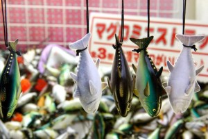 Tuna keychains are prizes in Tokyo’s version of the claw crane game; fresh or flash-frozen varieties available (© Laurenne Schiller )